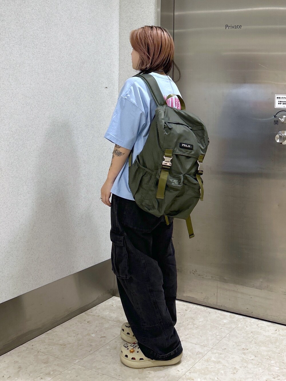 ブルー系のTシャツ/カットソー、ブラック系のカーゴパンツ、グリーン系のバックパック/リュックを着用したレディースの夏コーディネートの3枚目の写真