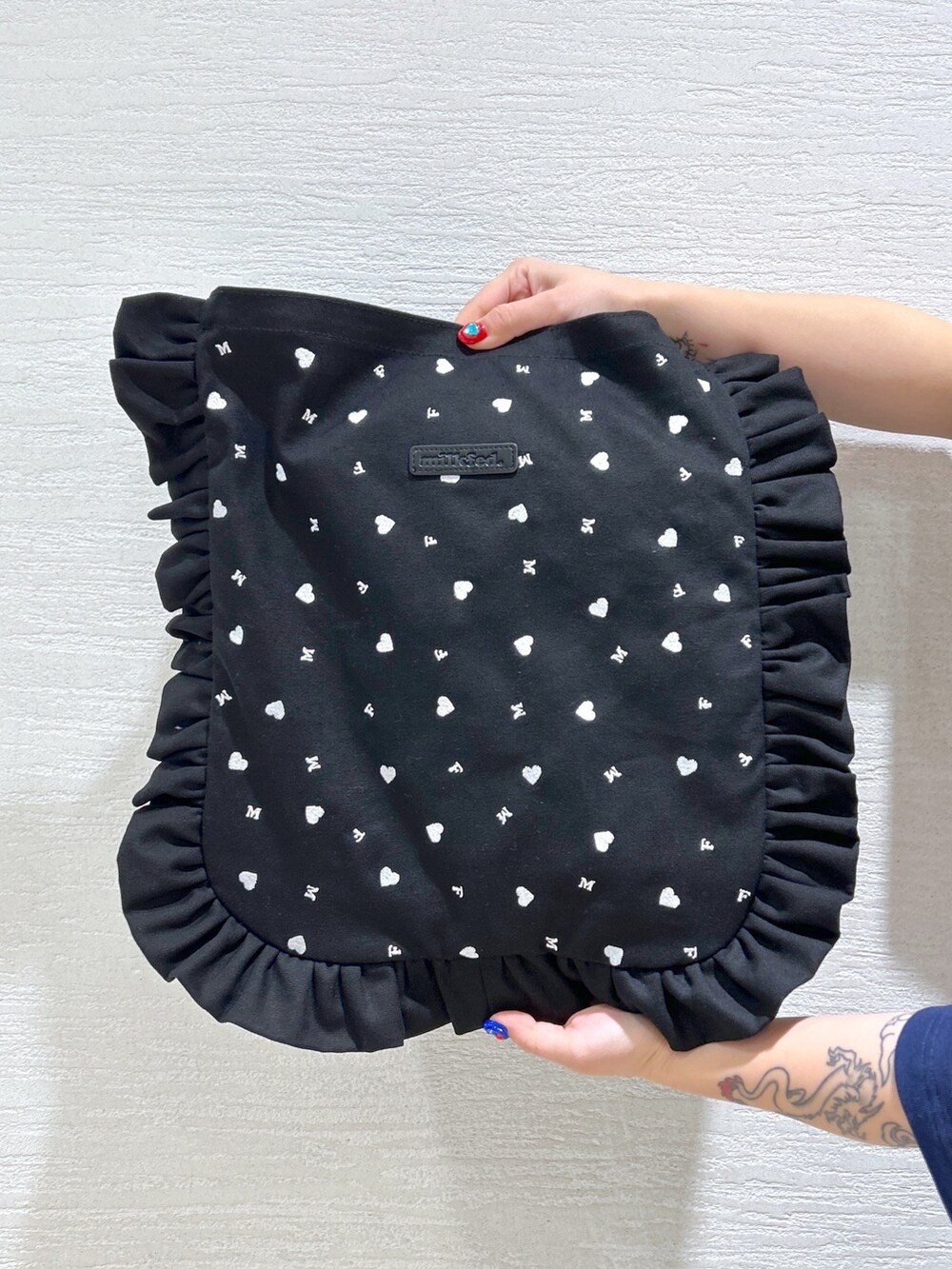 ブルー系のTシャツ/カットソー、ブルー系のデニムパンツ、ブラック系のブーツを着用したレディースの冬コーディネートの9枚目の写真