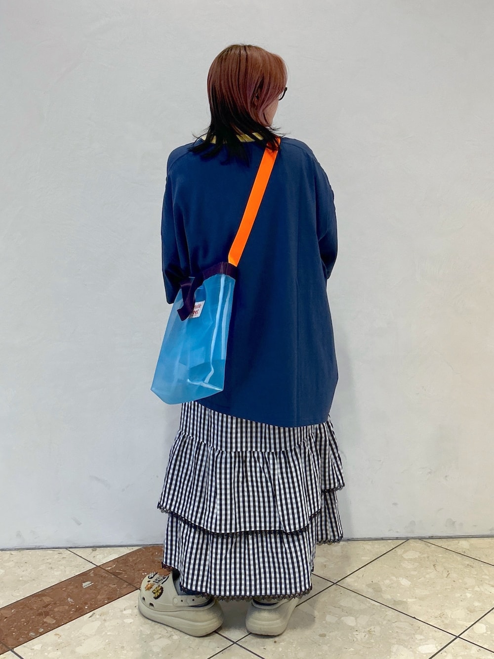 ブルー系のTシャツ/カットソー、ブルー系のショルダーバッグ、ブラック系のワンピースを着用したレディースの夏コーディネートの4枚目の写真