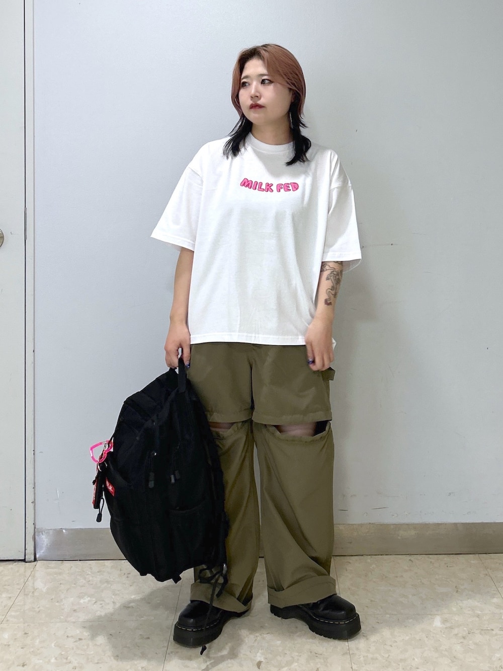 「夏コーデ、お出かけコーデ、骨格ストレート、低身長コーデ、バックパック、リュックスタイル、カーゴパンツ、カットオフ、ハーフパンツ、ブーツスタイル、着回しコーデ、メンズライク、ストリートコーデ、MILKFED.、Dr.Martens」｜「MILKFED.のCAKE S/S TEE（Tシャツ/カットソー、ホワイト系）」を使った、もみじさん（レディース・152cm）の夏コーディネートの3枚目の写真