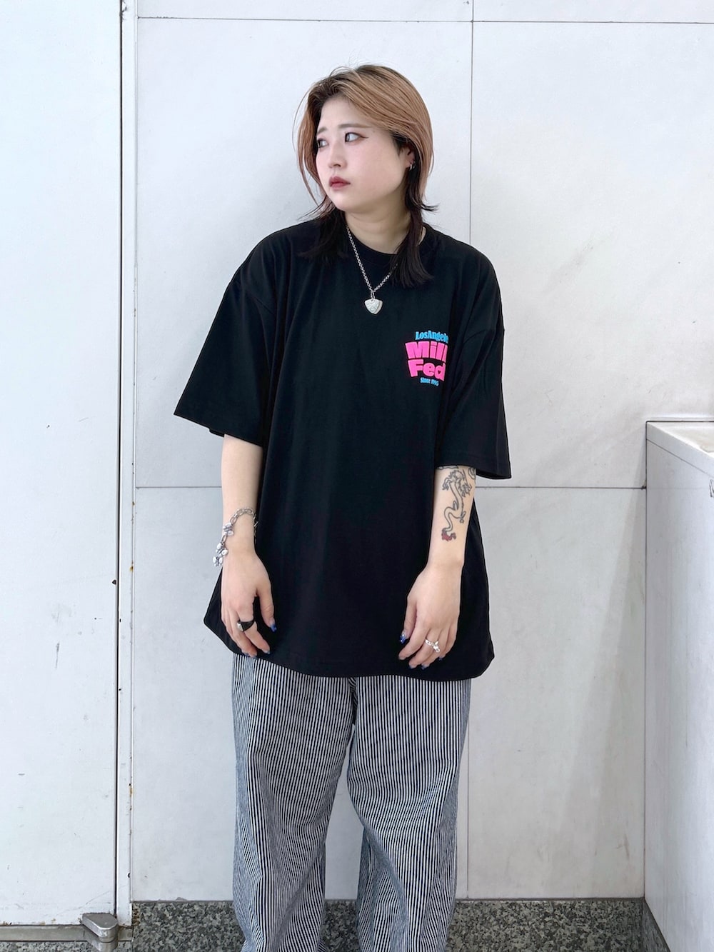 ブラック系のTシャツ/カットソー、その他のサロペット/オーバーオール、ブラック系のメッセンジャーバッグを着用したレディースの夏コーディネートの6枚目の写真