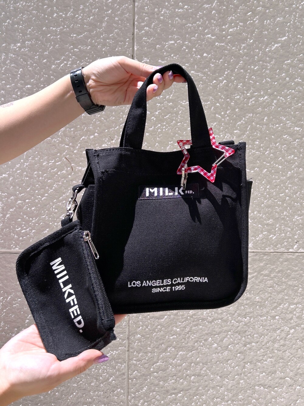 ブルー系のTシャツ/カットソー、レッド系のワンピース、ブラック系のショルダーバッグを着用したレディースの夏コーディネートの4枚目の写真