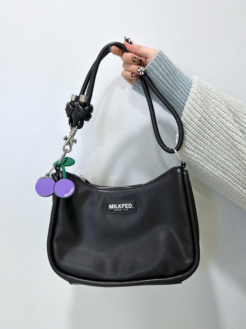 グリーン系のカーディガン/ボレロ、ブラック系のその他トップス、ブラック系のジャンパースカートを着用したレディースの秋コーディネートの5枚目の写真