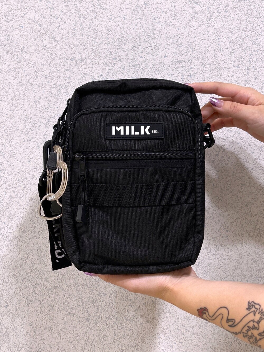 ブルー系のTシャツ/カットソー、ブラック系のショルダーバッグ、イエロー系のスカートを着用したレディースの夏コーディネートの4枚目の写真