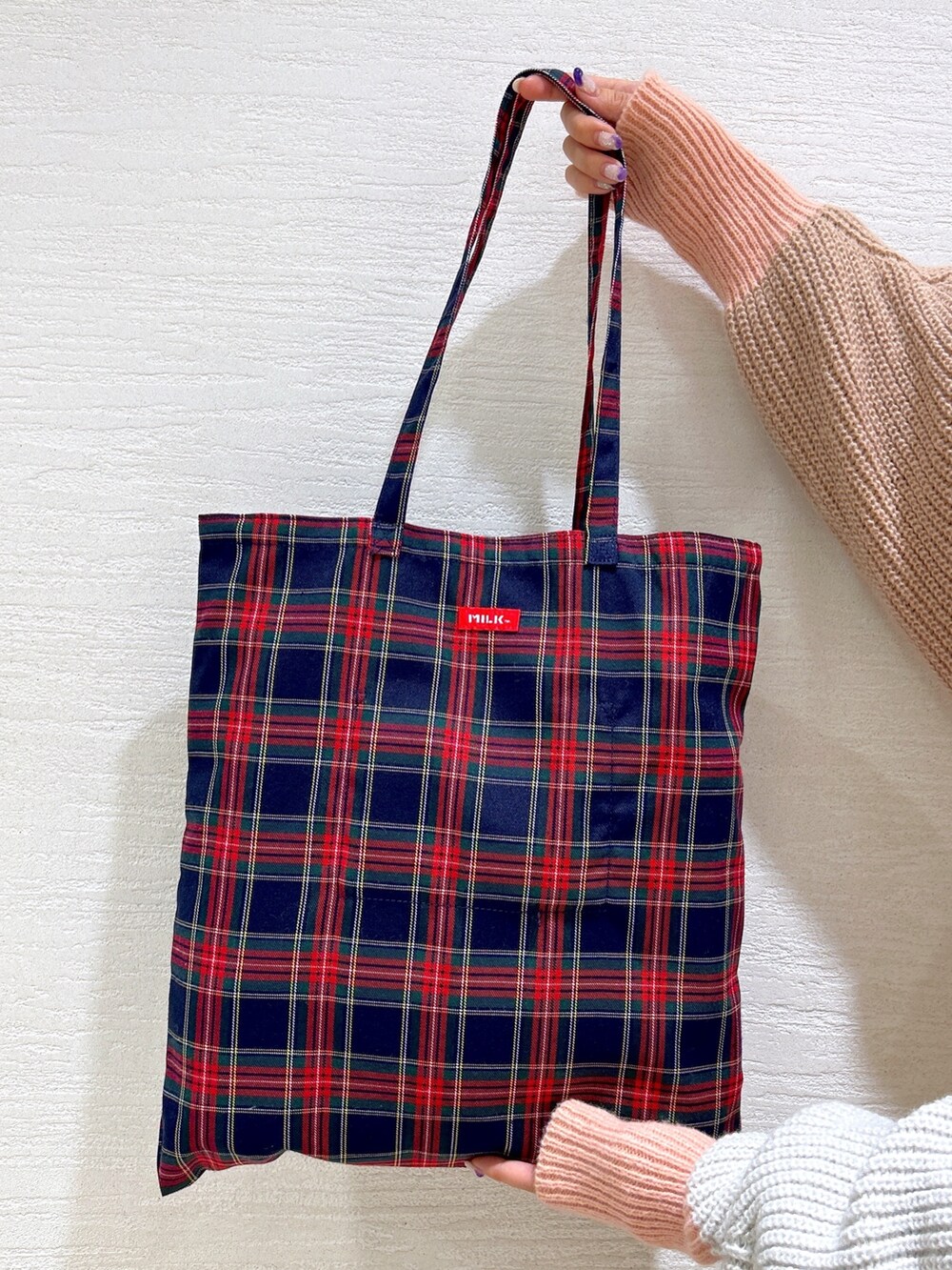 ピンク系のカーディガン/ボレロ、ブラウン系のTシャツ/カットソー、ブルー系のデニムパンツを着用したレディースの秋コーディネートの5枚目の写真