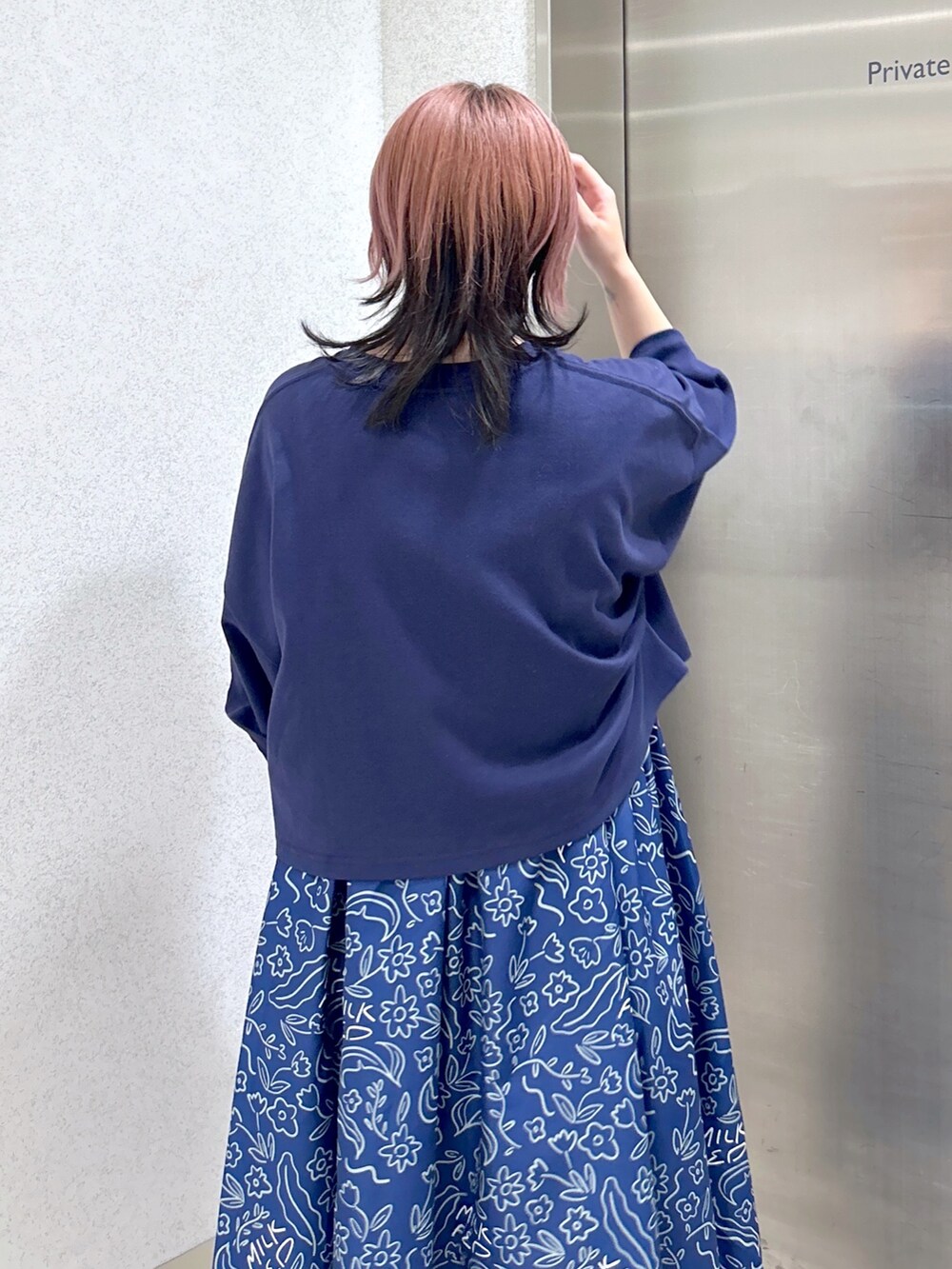 ブルー系のTシャツ/カットソー、ブルー系のワンピース、ホワイト系のショルダーバッグを着用したレディースの春コーディネートの8枚目の写真