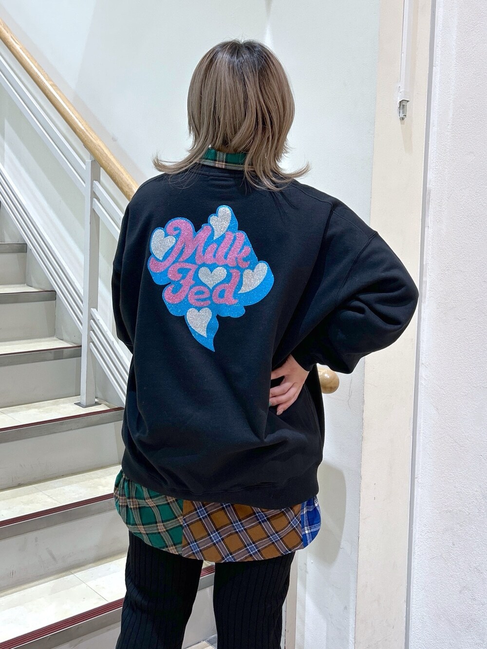 ブラック系のスウェット、ブラウン系のシャツ/ブラウス、ブラック系のその他パンツを着用したレディースの冬コーディネートの4枚目の写真