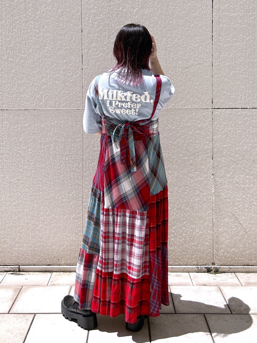 ブルー系のTシャツ/カットソー、レッド系のワンピース、ブラック系のショルダーバッグを着用したレディースの夏コーディネートの3枚目の写真