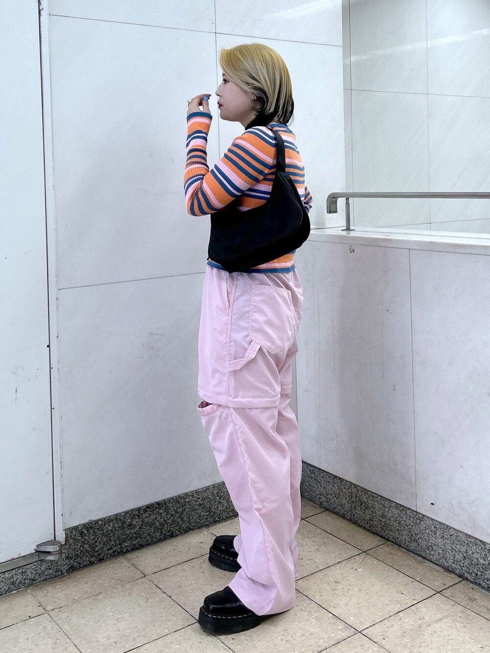 オレンジ系のカーディガン/ボレロ、ピンク系のその他パンツ、ブラック系のハンドバッグを着用したレディースの春コーディネートの4枚目の写真