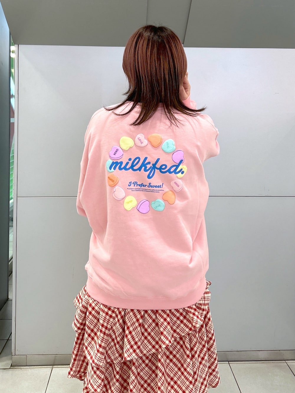 ブラック系のシャツ/ブラウス、レッド系のスカート、ブラック系のバックパック/リュックを着用したレディースの冬コーディネートの6枚目の写真