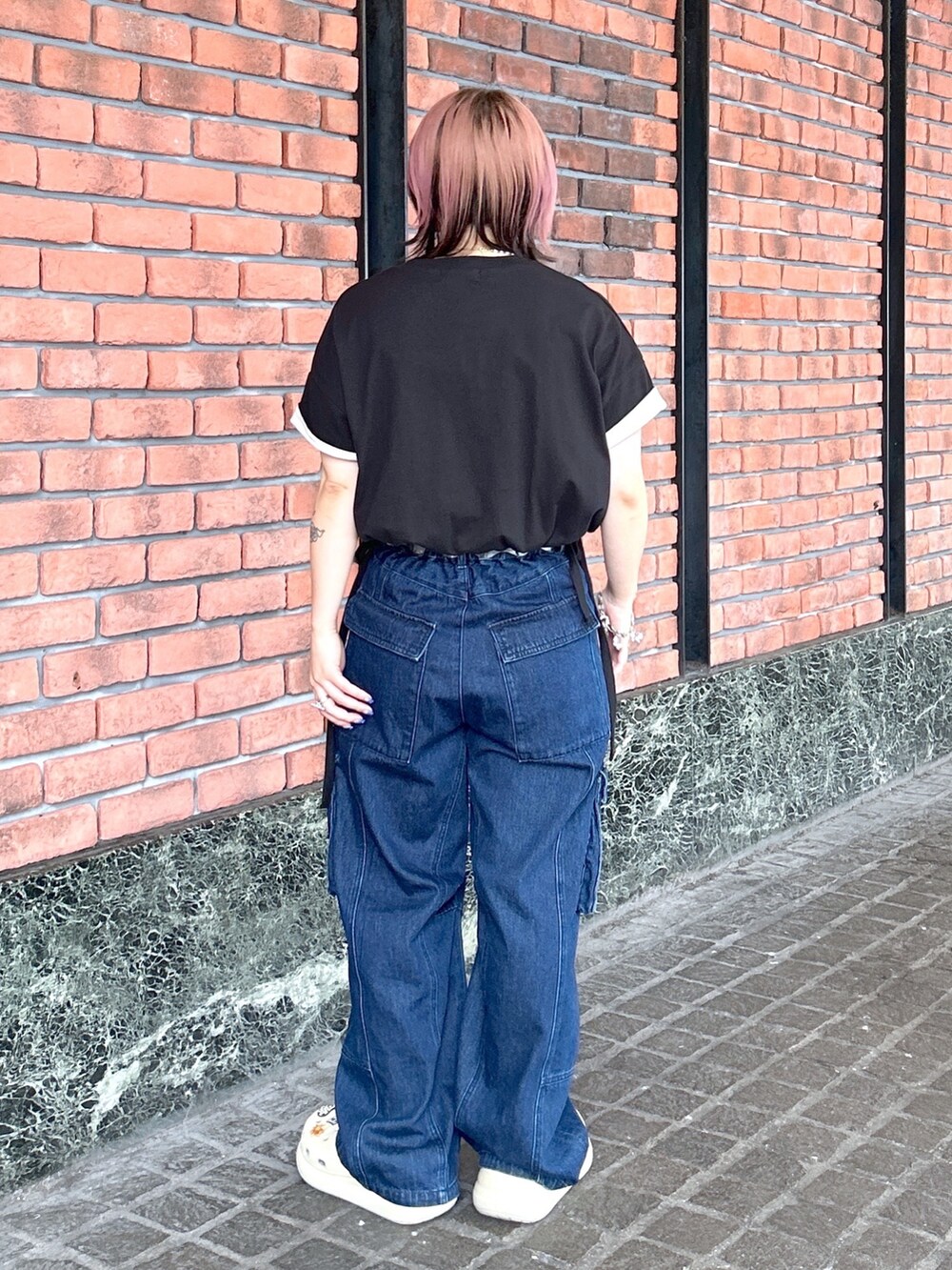 ブラック系のTシャツ/カットソー、ブルー系のカーゴパンツ、ベージュ系のサンダルを着用したレディースの夏コーディネートの3枚目の写真