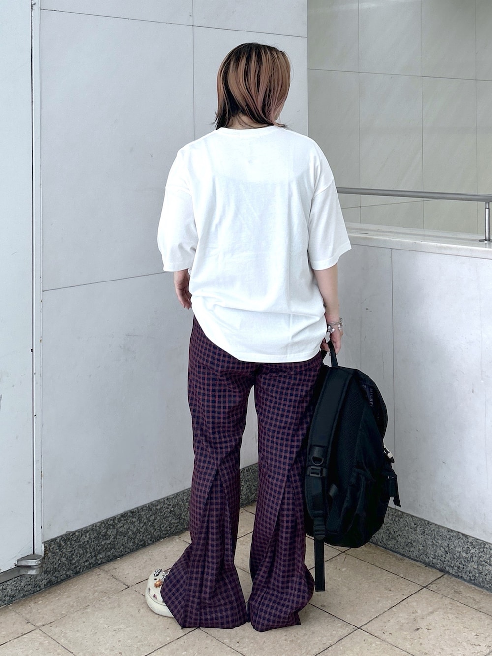 ホワイト系のTシャツ/カットソー、ブルー系のその他パンツ、ベージュ系のサンダルを着用したレディースの夏コーディネートの5枚目の写真