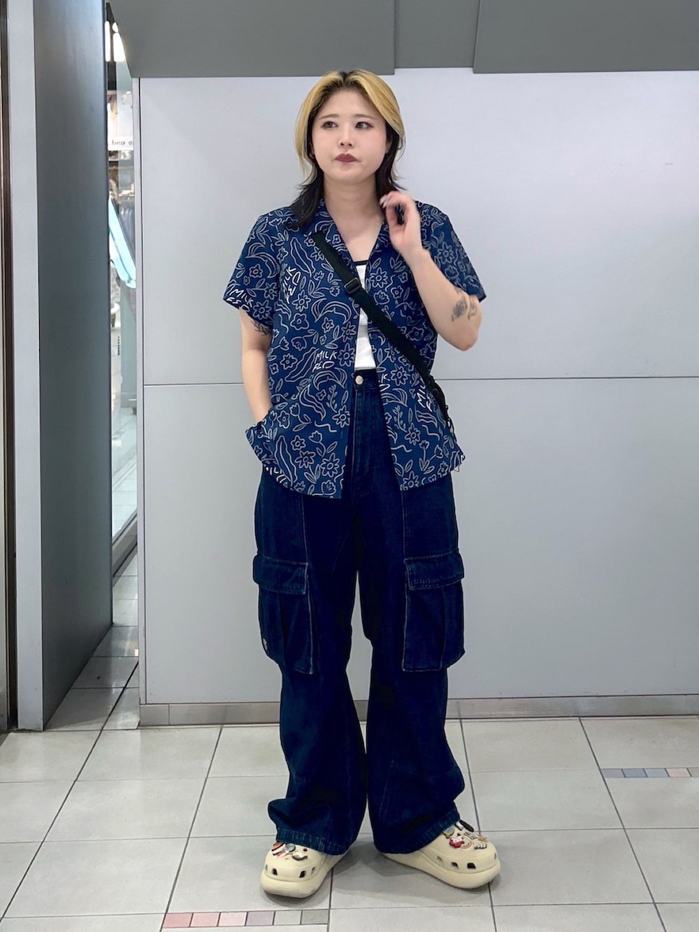 ブルー系のカーゴパンツ、ブルー系のシャツ/ブラウス、ホワイト系のキャミソールを着用したレディースの春コーディネートの2枚目の写真