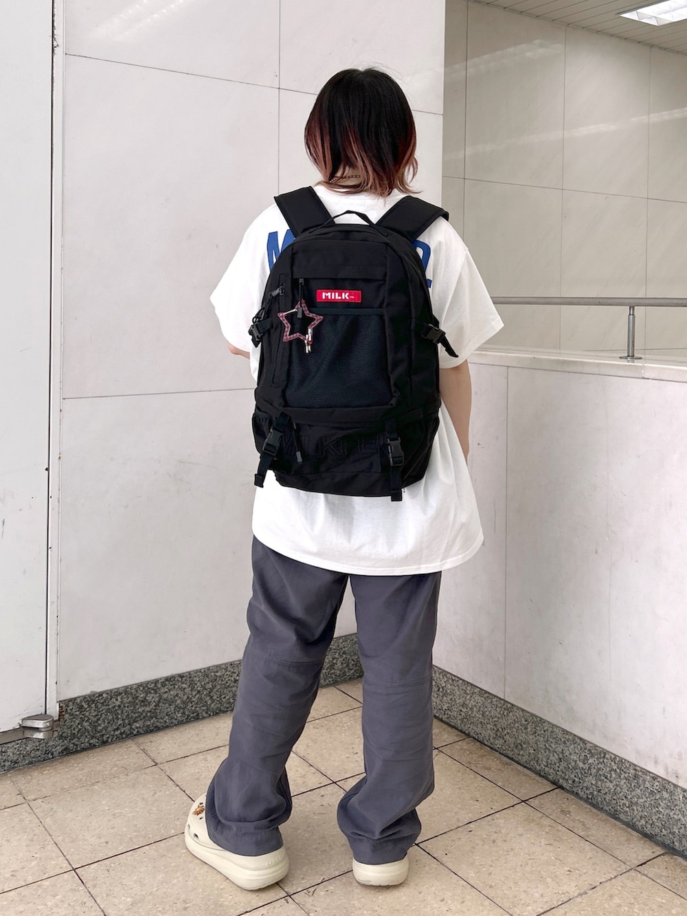 ホワイト系のTシャツ/カットソー、グレー系のカーゴパンツ、ベージュ系のサンダルを着用したレディースの夏コーディネートの3枚目の写真