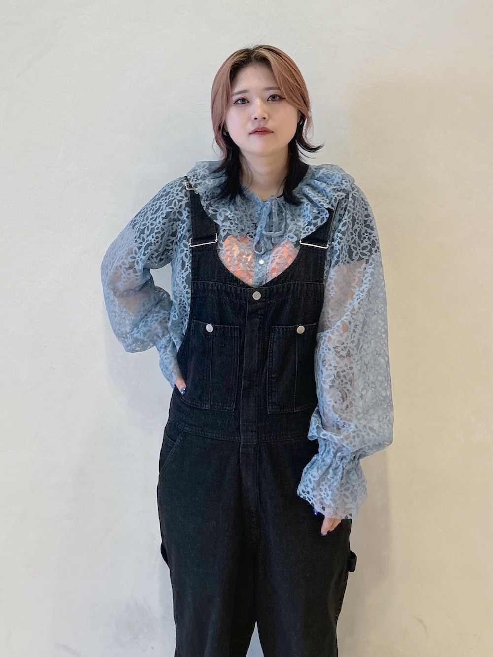 ブルー系のシャツ/ブラウス、グレー系のTシャツ/カットソー、ブラック系のサロペット/オーバーオールを着用したレディースの夏コーディネートの4枚目の写真