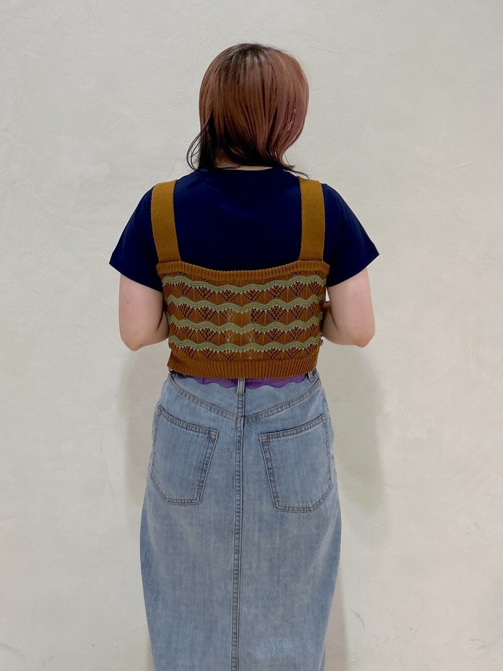 ブラウン系のキャミソール、ブルー系のTシャツ/カットソー、ブルー系のデニムスカートを着用したレディースの夏コーディネートの6枚目の写真