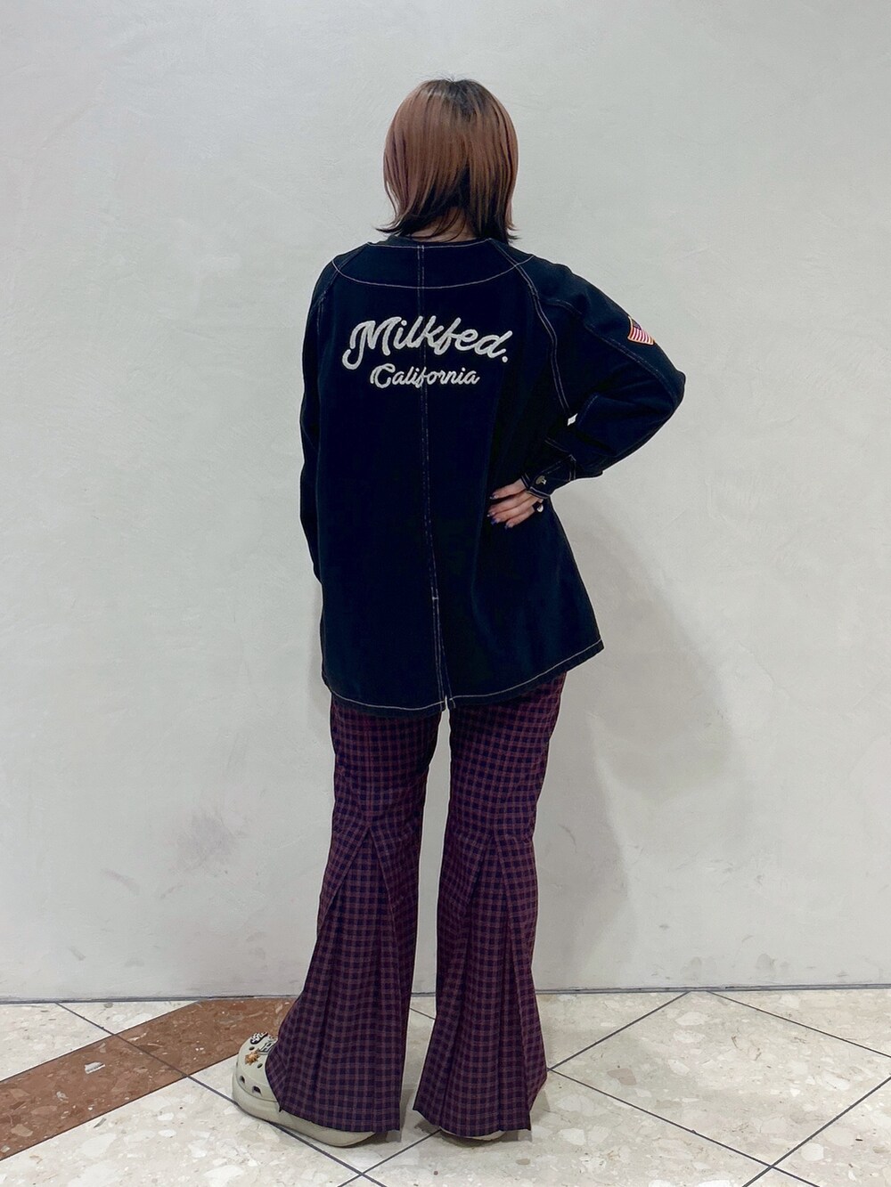 ブルー系のその他パンツ、ベージュ系のサンダル、グレー系のTシャツ/カットソーを着用したレディースの夏コーディネートの5枚目の写真