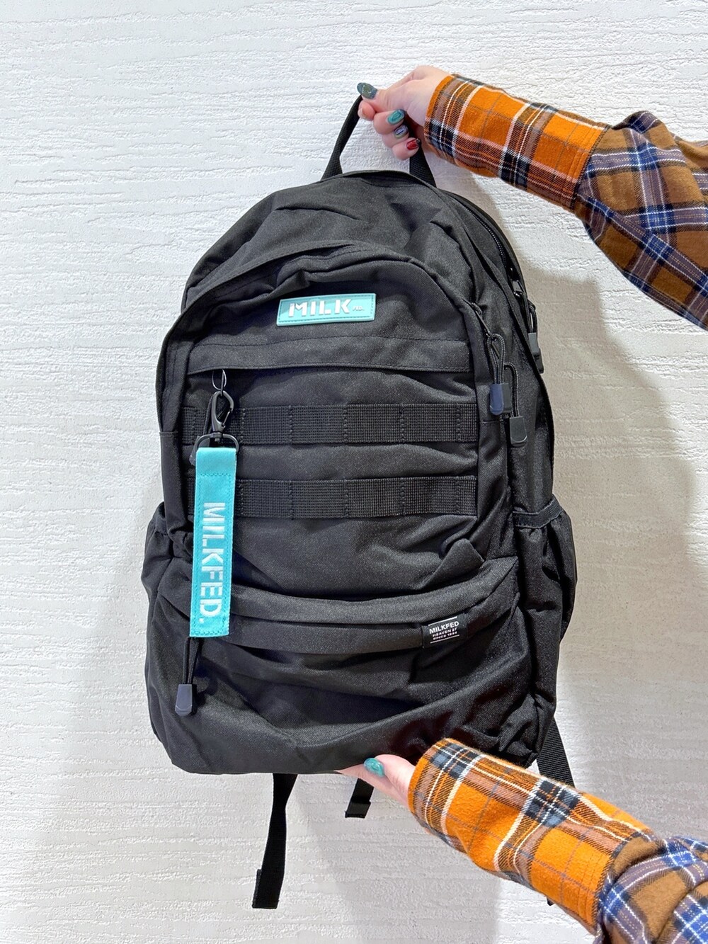 ブラウン系のシャツ/ブラウス、ブラック系のその他パンツ、ブラック系のブーツを着用したレディースの冬コーディネートの7枚目の写真