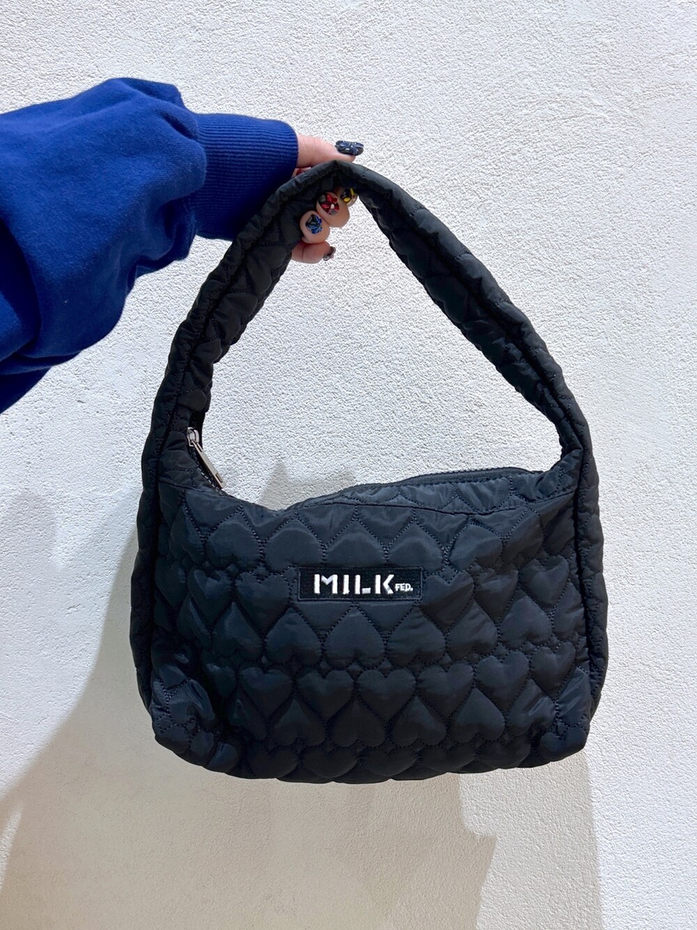 ブルー系のワンピース、ブラック系のその他パンツ、ブラック系のハンドバッグを着用したレディースの秋コーディネートの5枚目の写真