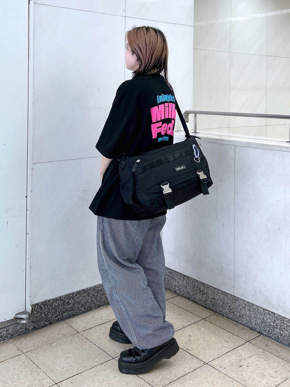 ブラック系のTシャツ/カットソー、その他のサロペット/オーバーオール、ブラック系のメッセンジャーバッグを着用したレディースの夏コーディネートの4枚目の写真