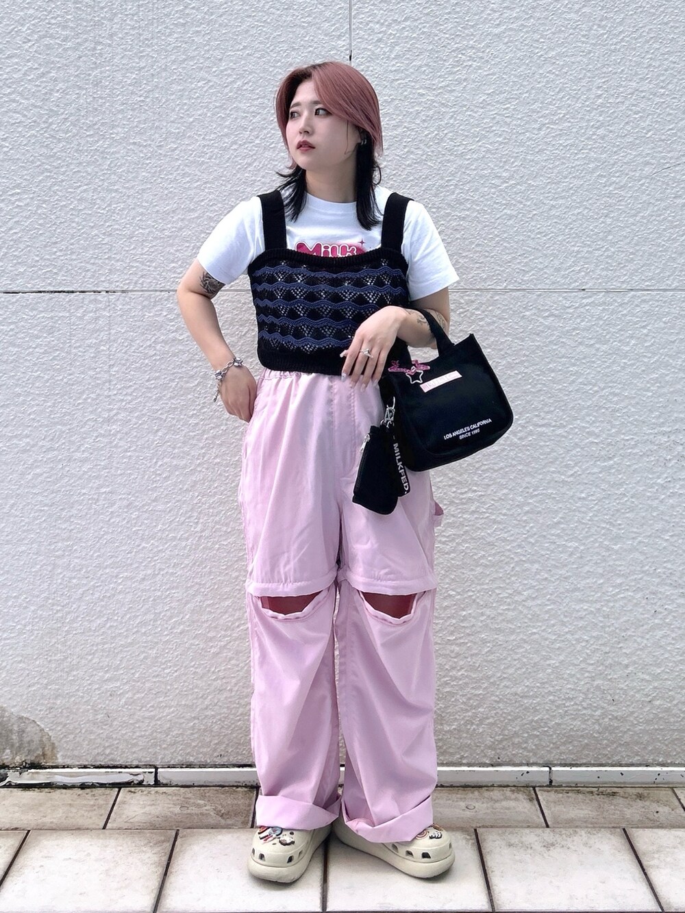 ホワイト系のTシャツ/カットソー、ブラック系のキャミソール、ピンク系のその他パンツを着用したレディースの春コーディネートの3枚目の写真