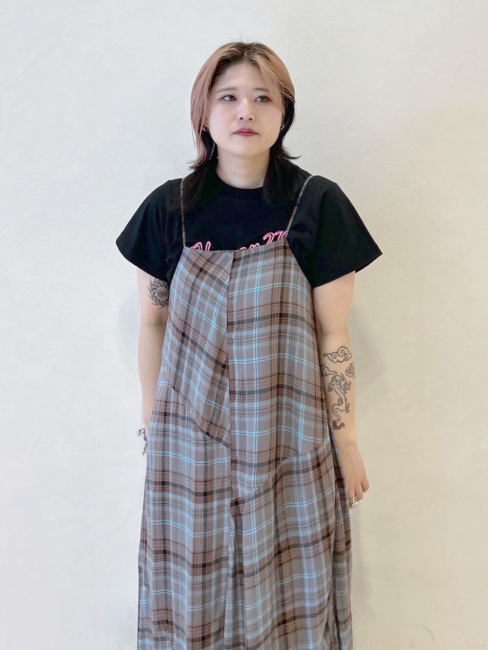 ブルー系のワンピース、ブラック系のTシャツ/カットソー、ホワイト系のショルダーバッグを着用したレディースの夏コーディネートの6枚目の写真