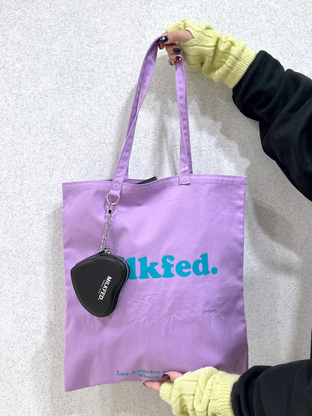 ブラック系のスウェット、ブラック系のサロペット/オーバーオール、ベージュ系のスニーカーを着用したレディースの秋コーディネートの4枚目の写真