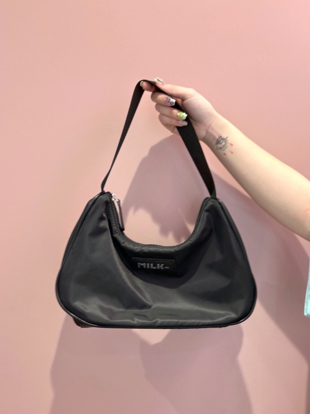 ブラック系のスカート、ブラック系のシャツ/ブラウス、グリーン系のTシャツ/カットソーを着用したレディースの春コーディネートの6枚目の写真