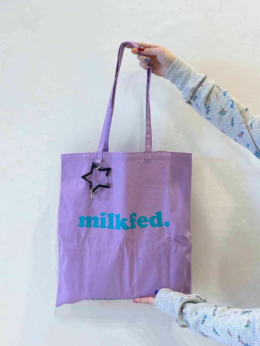 グレー系のTシャツ/カットソー、ブラック系のサロペット/オーバーオール、パープル系のトートバッグを着用したレディースの春コーディネートの9枚目の写真