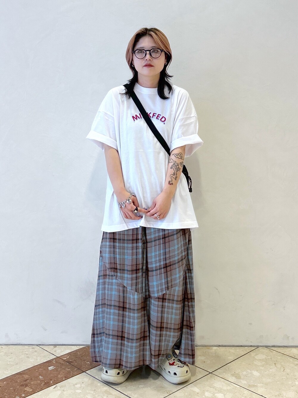 ブルー系のワンピース、ピンク系のショルダーバッグ、ベージュ系のサンダルを着用したレディースの夏コーディネートの2枚目の写真