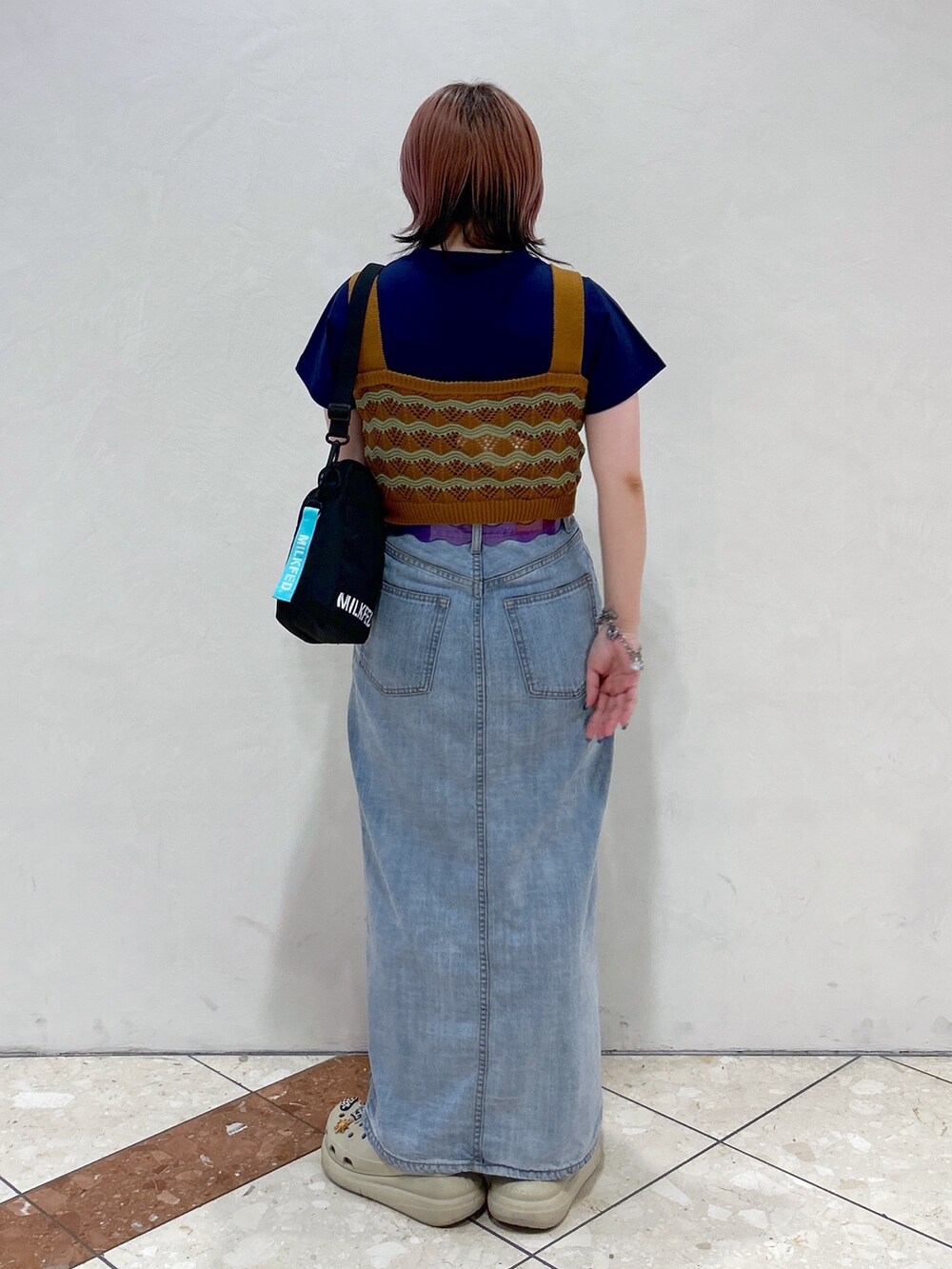 ブラウン系のキャミソール、ブルー系のTシャツ/カットソー、ブルー系のデニムスカートを着用したレディースの夏コーディネートの3枚目の写真