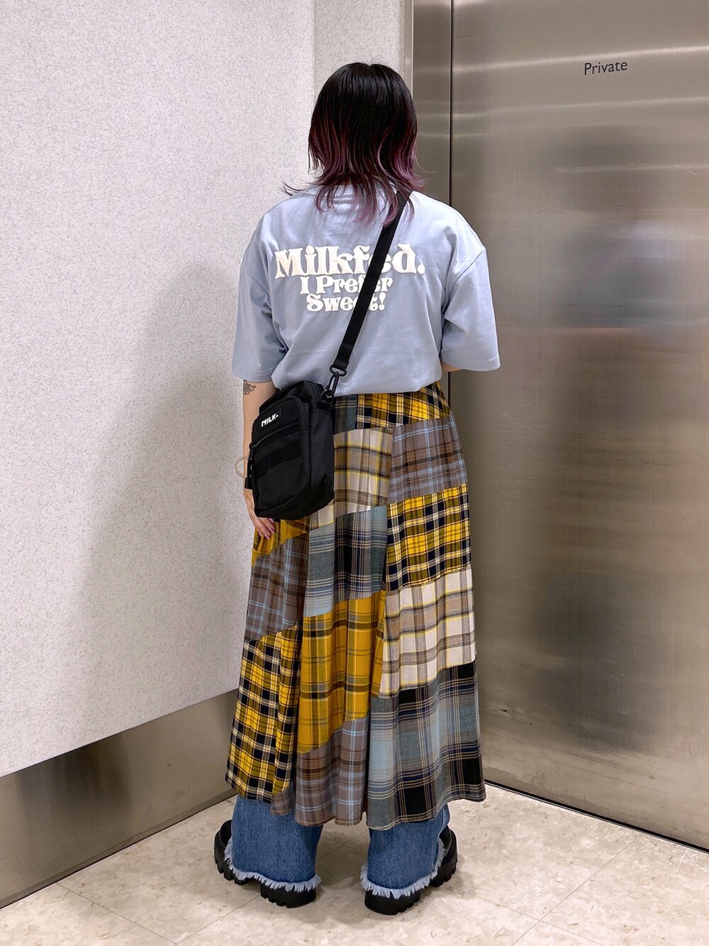 ブルー系のTシャツ/カットソー、ブラック系のショルダーバッグ、イエロー系のスカートを着用したレディースの夏コーディネートの3枚目の写真