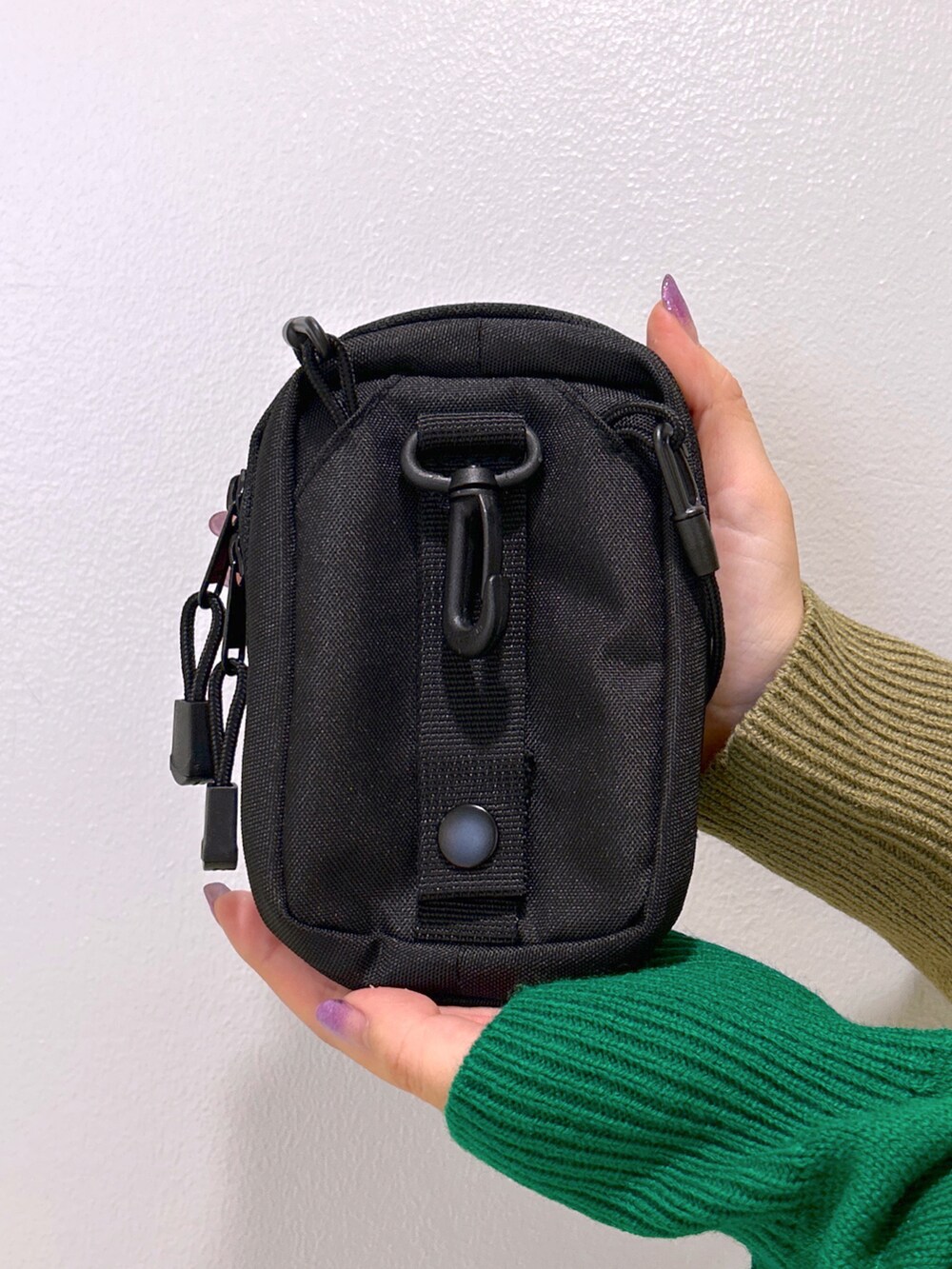 ベージュ系のカーディガン/ボレロ、ブラック系のショルダーバッグ、ベージュ系のワンピースを着用したレディースの夏コーディネートの5枚目の写真