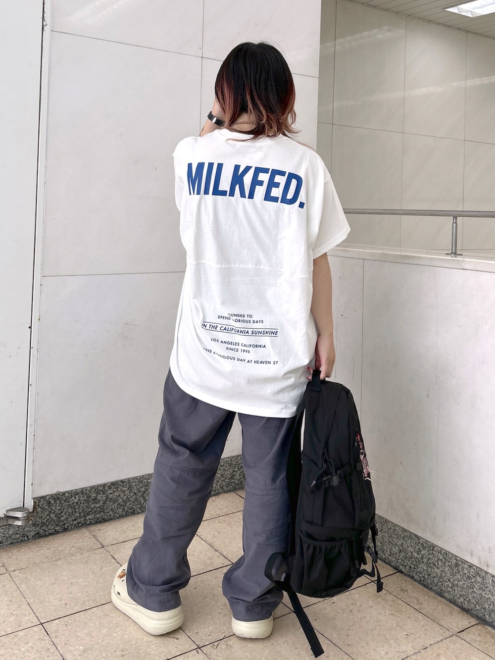 ホワイト系のTシャツ/カットソー、グレー系のカーゴパンツ、ベージュ系のサンダルを着用したレディースの夏コーディネートの2枚目の写真