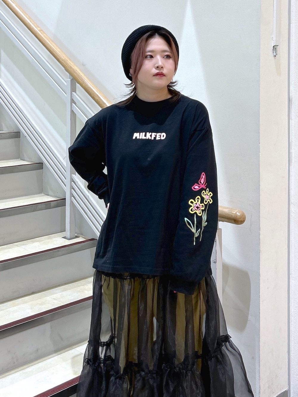 ブラック系のTシャツ/カットソー、ブラック系のバックパック/リュック、ブラック系のブーツを着用したレディースの冬コーディネートの7枚目の写真