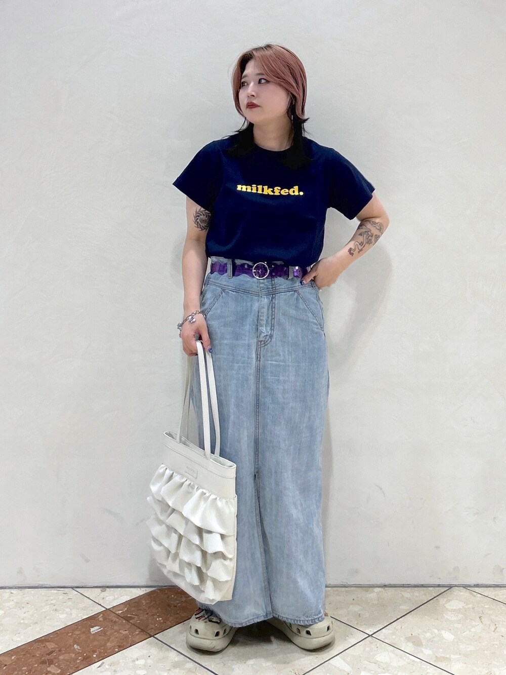 ブルー系のTシャツ/カットソー、ブルー系のデニムスカート、ホワイト系のトートバッグを着用したレディースの夏コーディネートの2枚目の写真