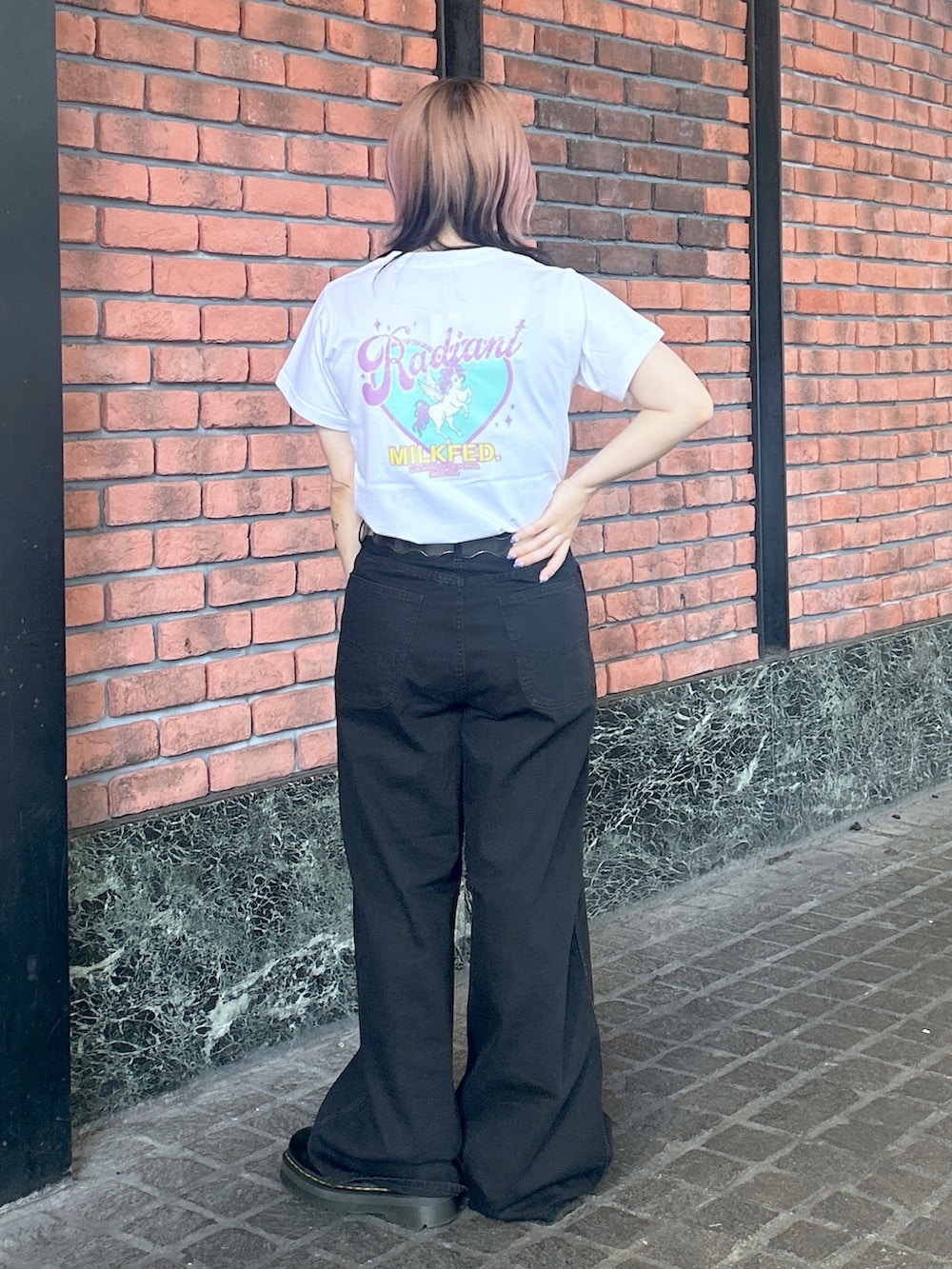 ブラック系のブーツ、ホワイト系のTシャツ/カットソー、ブラック系のデニムパンツを着用したレディースの夏コーディネートの5枚目の写真