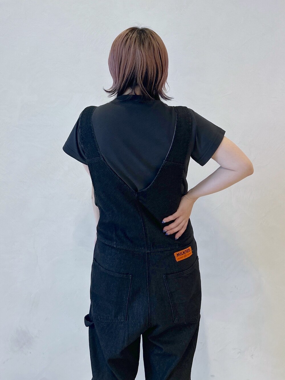 ブラック系のサロペット/オーバーオール、グレー系のTシャツ/カットソー、ベージュ系のサンダルを着用したレディースの夏コーディネートの6枚目の写真