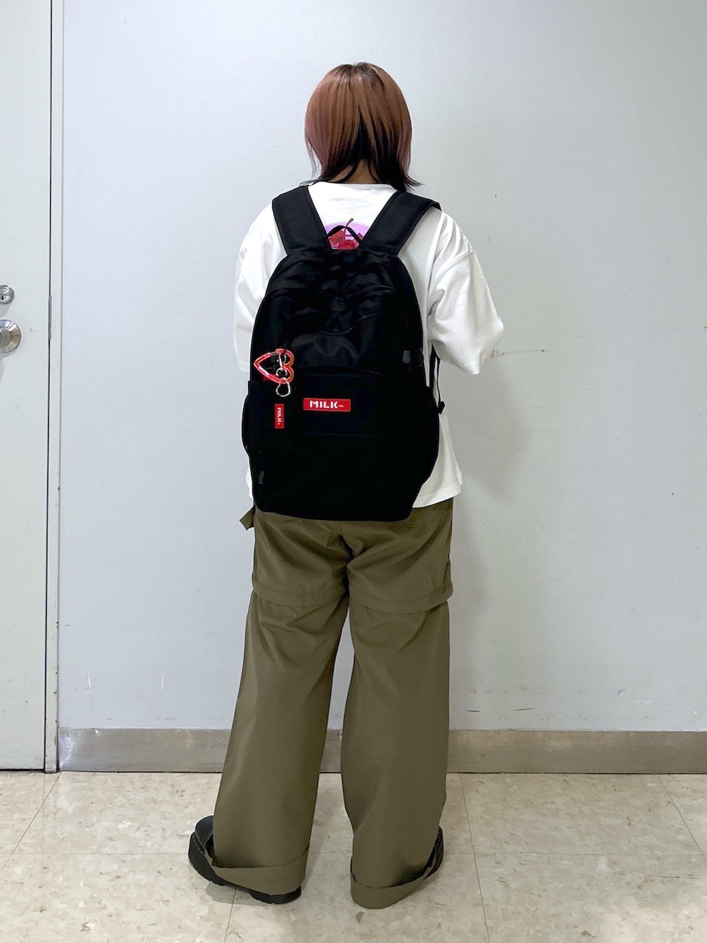 「夏コーデ、お出かけコーデ、骨格ストレート、低身長コーデ、バックパック、リュックスタイル、カーゴパンツ、カットオフ、ハーフパンツ、ブーツスタイル、着回しコーデ、メンズライク、ストリートコーデ、MILKFED.、Dr.Martens」｜「MILKFED.のCAKE S/S TEE（Tシャツ/カットソー、ホワイト系）」を使った、もみじさん（レディース・152cm）の夏コーディネートの5枚目の写真