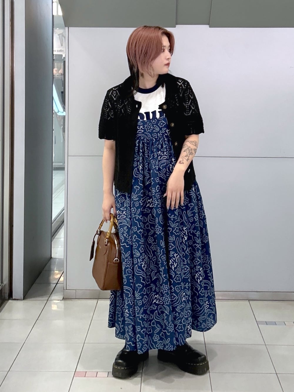 ホワイト系のTシャツ/カットソー、ブラック系のカーディガン/ボレロ、ブルー系のワンピースを着用したレディースの春コーディネートの3枚目の写真