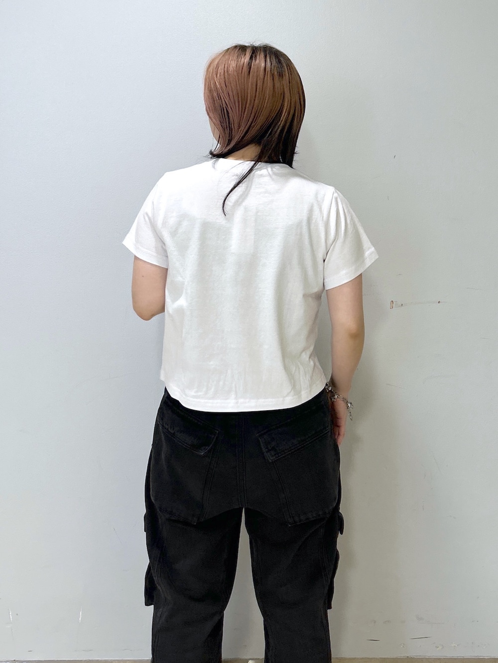 ベージュ系のサンダル、グリーン系のバックパック/リュック、ホワイト系のTシャツ/カットソーを着用したレディースの夏コーディネートの8枚目の写真