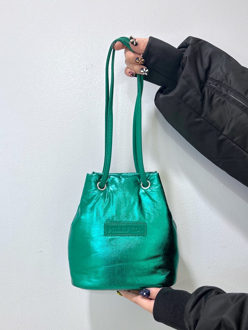 ベージュ系のその他トップス、グリーン系のその他パンツ、グリーン系のショルダーバッグを着用したレディースの冬コーディネートの4枚目の写真