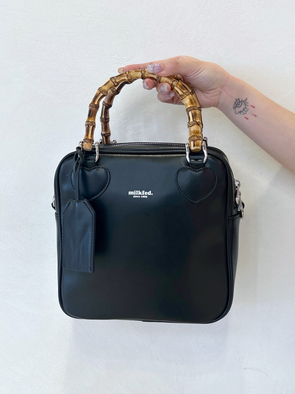 グレー系のTシャツ/カットソー、ブラック系のワンピース、ブラック系のショルダーバッグを着用したレディースの夏コーディネートの7枚目の写真