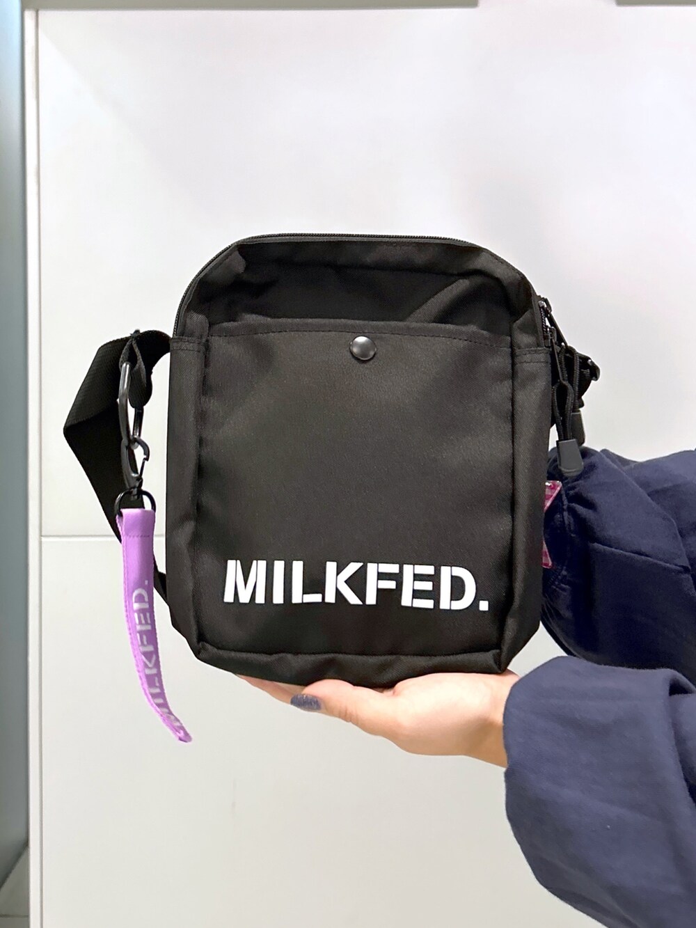 パープル系のベスト、ホワイト系のTシャツ/カットソー、パープル系のショルダーバッグを着用したレディースの秋コーディネートの5枚目の写真