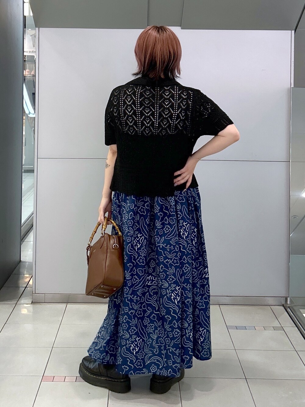 ホワイト系のTシャツ/カットソー、ブラック系のカーディガン/ボレロ、ブルー系のワンピースを着用したレディースの春コーディネートの5枚目の写真