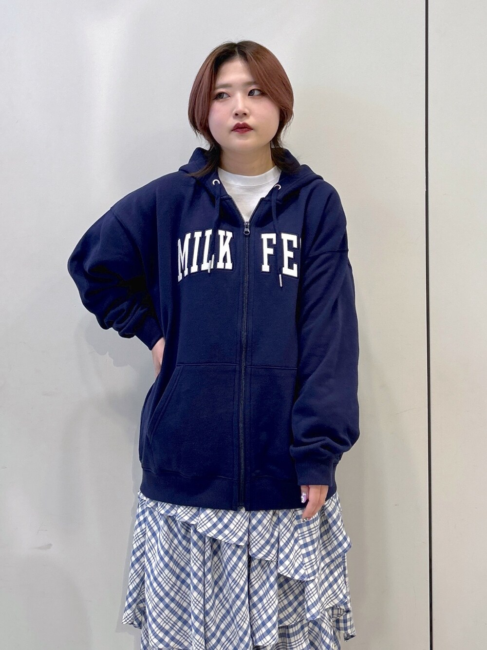 ブルー系のパーカー、ブルー系のスカート、ホワイト系のTシャツ/カットソーを着用したレディースの冬コーディネートの4枚目の写真