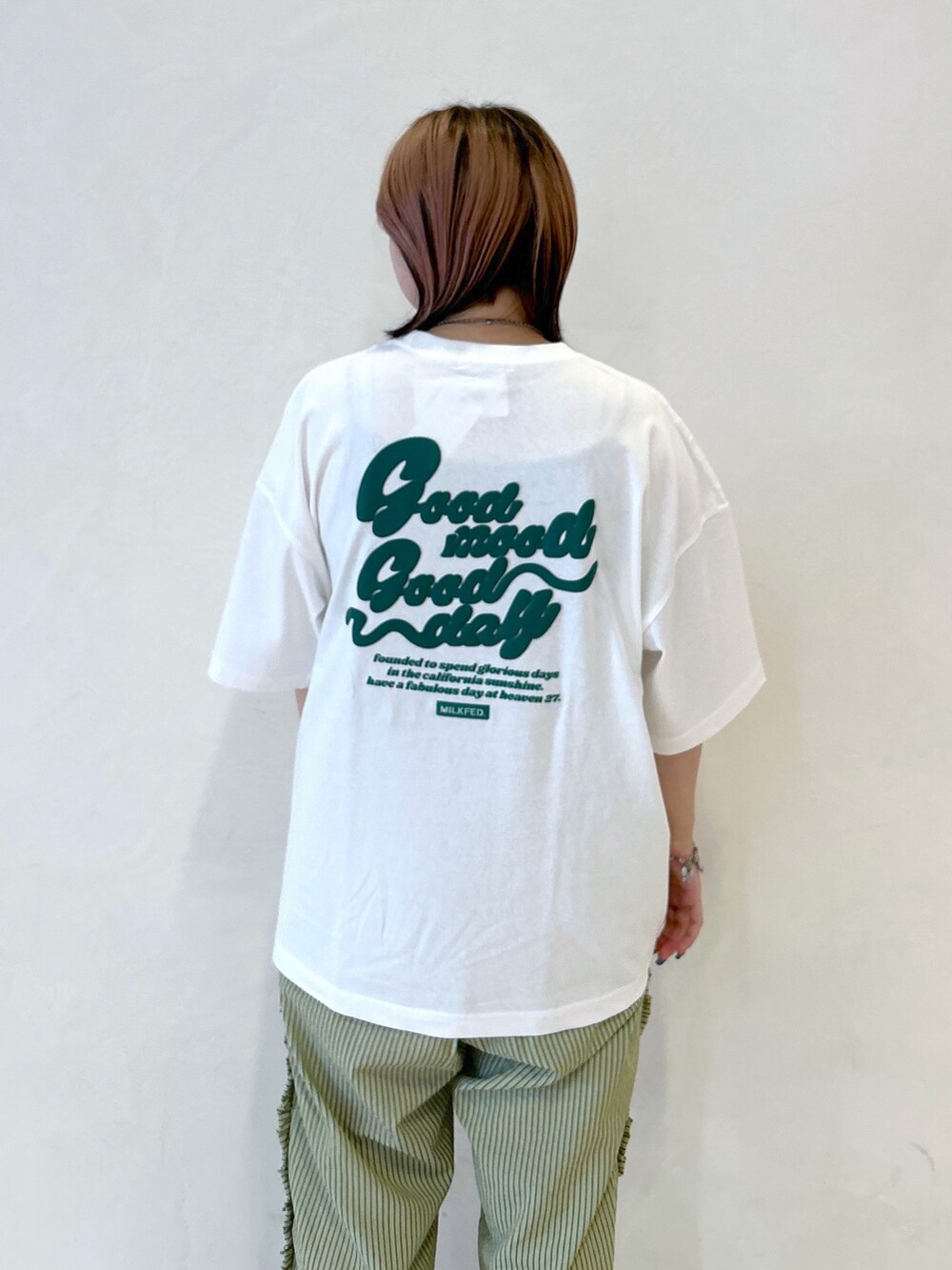 ホワイト系のTシャツ/カットソー、ブラック系のトートバッグ、グリーン系のその他パンツを着用したレディースの夏コーディネートの7枚目の写真