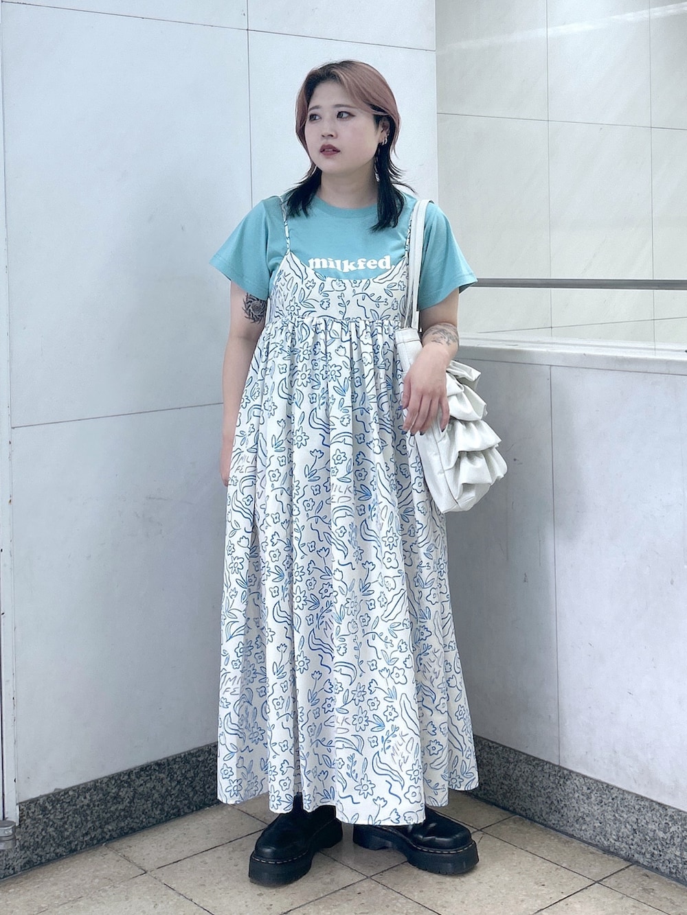 ホワイト系のトートバッグ、グリーン系のTシャツ/カットソー、ホワイト系のワンピースを着用したレディースの夏コーディネートの3枚目の写真