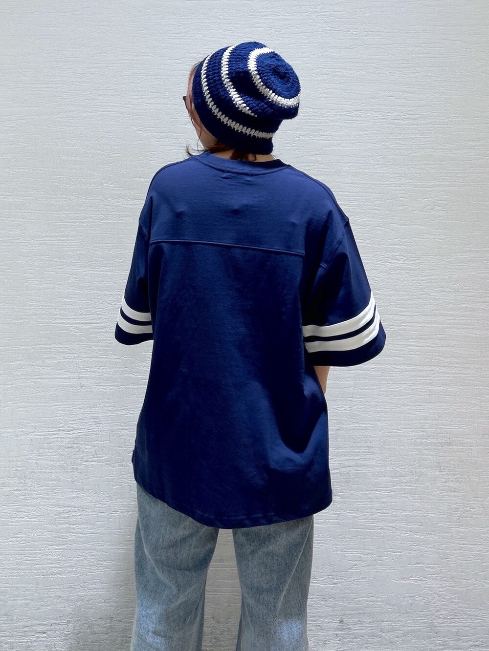 ブルー系のTシャツ/カットソー、ブルー系のデニムパンツ、ブラック系のブーツを着用したレディースの冬コーディネートの8枚目の写真