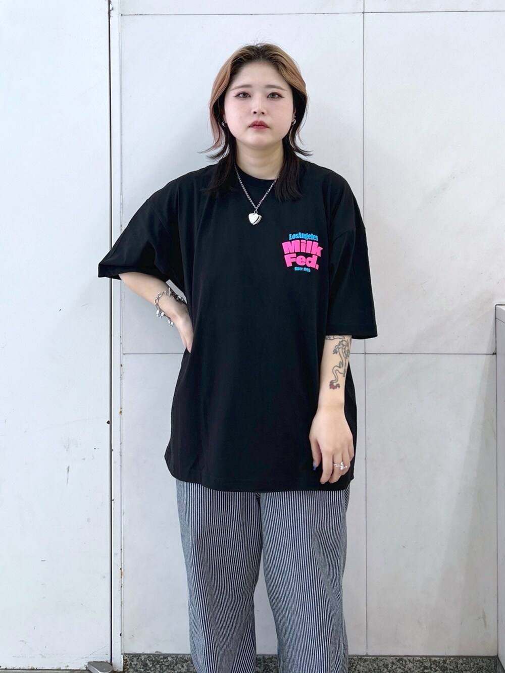 ブラック系のTシャツ/カットソー、その他のサロペット/オーバーオール、ブラック系のメッセンジャーバッグを着用したレディースの夏コーディネートの5枚目の写真